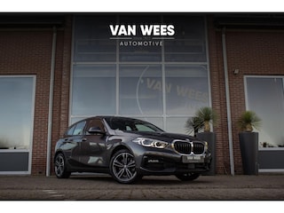 BMW 118i F40 Executive Edition Sport-Line | 1e eigenaar | Dakraam | BTW auto | LED | Sportstoelen | Sportstuur | 17 inch | Navi | Bluetooth | Cruise control | Climate control |