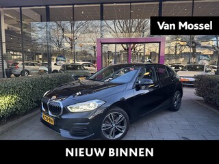 BMW 118i | WORDT VERWACHT | APPLE CARPLAY | ANDROID AUTO | PARKEERSENSOREN | DAB RADIO | HALF LEDER BEKLEDING | DIGITAL COCKPIT | CRUISE CONTROL | CLIMATE CONTROL | LENDENSTEUN | NAVIGATIE | DRIVING MODES | KEYLESS GO |
