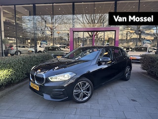 BMW 118i | WORDT VERWACHT | APPLE CARPLAY | ANDROID AUTO | PARKEERSENSOREN | DAB RADIO | HALF LEDER BEKLEDING | DIGITAL COCKPIT | CRUISE CONTROL | CLIMATE CONTROL | LENDENSTEUN | NAVIGATIE | DRIVING MODES | KEYLESS GO |
