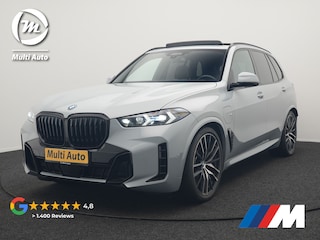 BMW X5 xDrive50e M Sport PRO Plug In Hybrid 490pk Dealer O.H. PHEV | Trekhaak Af Fabriek | Luchtvering | Panodak Skylounge | Adaptive Cruise | 360 Camera | Harman / Kardon | Merino Lederen Sportstoelen Memory & Verwarmd | Bekerhouders Verwarmd & Gekoeld | Stuur Verwarmd | Sfeerverlichting | Keyless | Blis | Navigatie | DAB |
