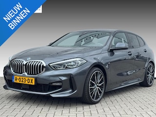 BMW 118i High Executive M-PAKKET | NAVI | PDC | STOELVERWARMING | DEALDER ONDERH |