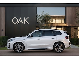 BMW X1 xDrive30e | M-Sport | Live Cockpit | Panorama | Leder | Memory | H&K | Head-Up | 20"LM | Mineral Weiss