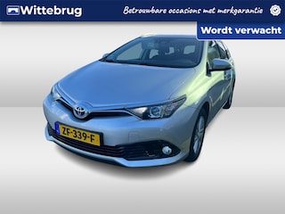Toyota Auris Touring Sports 1.8 Hybrid Now / Navigatie / Camera / Parkeersensoren V+A / Climate controle / Cruise