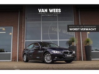 BMW 320i Upgrade Edition | 1e eigenaar | NL auto | Sportstuur | Cruise control | Leer | PDC | Navigatie | Bluetooth | Xenon | Mistlampen | Origineel