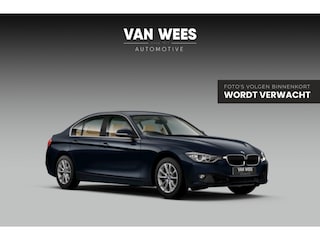 BMW 320i Upgrade Edition | 1e eigenaar | NL auto | Sportstuur | Cruise control | Leer | PDC | Navigatie | Bluetooth | Xenon | Mistlampen | Origineel