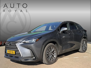 Lexus NX 350h AWD Luxury Line | LEDER | CAMERA | LED LAMPEN | ADAPTIEVE CRUISE | DODEHOEK DETECTIE | HUD DISPLAY | STUURVERWARMING/VERWARMDE STOELEN | NAVIGATIE |