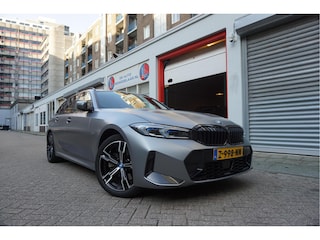 BMW 3-serie Touring 330e M-SPORT | Facelift 2023/2024 | FROZEN GREY | Head Up | Adaptive + Lane | Harman Kardon | Trekhaak | Wide Screen Dashboard