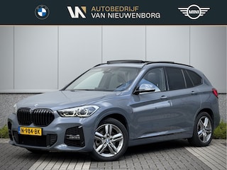 BMW X1 xDrive25e M-Sport | Facelift | Storm Bay Metallic | Panoramadak | Adaptive Cruise | Trekhaak | HUD | Lederen Sportstoelen | Keyless | Adaptive LED | Dealer O.H.