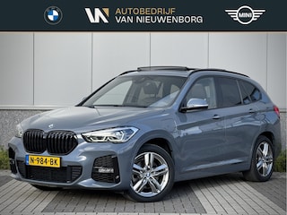 BMW X1 xDrive25e M-Sport | Facelift | Storm Bay Metallic | Panoramadak | Adaptive Cruise | Trekhaak | HUD | Lederen Sportstoelen | Keyless | Adaptive LED | Dealer O.H.