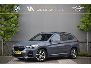 BMW X1 xDrive25e M-Sport | Facelift | Storm Bay Metallic | Panoramadak | Adaptive Cruise | Trekhaak | HUD | Lederen Sportstoelen | Keyless | Adaptive LED | Dealer O.H.