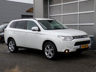Mitsubishi Outlander 2.0 Intense+ Clima/Navi/Camera!! 7 Zits!!