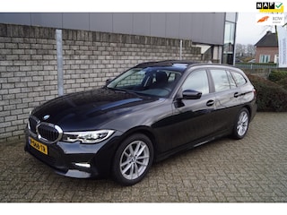 BMW 3-serie Touring 318i Business Edition Autom 156PK 4 Cilinder Panodak Navi Camera Clima Stoelverw 2x PDC LMV Trekh ENZ.