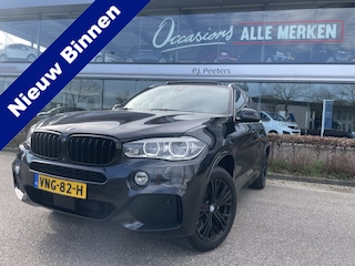 BMW X5 xDrive30d Achteruitrijcamera - navigatie - parkeersensoren voor en achter - schuif/kantel dak - Stoelverwarming - Trekhaak elektrisch uitklapbaar - Dak rails - Cruise control - Airco - Led verlichting Stuur multifunctioneel - Rijstrooksensor - Regensensor - Bluetooth - Apple carplay - Elektrisch bedienbare achterklep - Extra getint glas achter