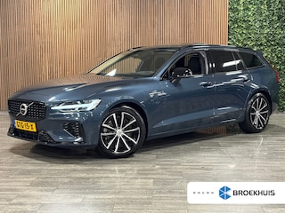 Volvo V60 T6 AWD Recharge Ultra Dark | Trekhaak | Schuifdak | Head-Up Display | Harman Kardon | Adaptieve Cruise Control | Stoelverwarming voor+achter | Stuurwielverwarming | Full LED Meesturende koplampen | Parkeercamera | Pilot Assist | BLIS Dode Hoek Detectie | Elektrische voorstoelen geheugen | Lederen bekleding | Zitting verlenging voorstoelen | Lederen dashboard | 18 Inch | Google Infotainment | Keyless Drive | Parkeersensoren voor+achter | Privacy Glass | Elektrisch bedienbare achterklep | DAB Radio | Apple Carplay/Android Auto | Volvo On Call met mobiele App functie | Denim Blue Metallic |