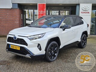Toyota RAV4 2.5 Hybrid AWD Bi-Tone STOEL/STUURVERW PARK-SENSOREN APPLE/ANDROID ELEK-ACHTERKLEP AD-CRUISE LEDER LM-VELGEN KEYLESS CAMERA