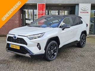 Toyota RAV4 2.5 Hybrid AWD Bi-Tone STOEL/STUURVERW PARK-SENSOREN APPLE/ANDROID ELEK-ACHTERKLEP AD-CRUISE LEDER LM-VELGEN KEYLESS CAMERA