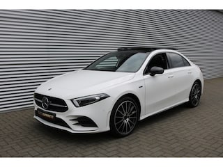 Mercedes-Benz A-klasse 250 e AMG Pakket AMG NightPakket (50526Km! Pano Sportleder/Memory Widescreen Carplay Distronic 360Camera M-Bux Multibeam 19InchAMG PrivacyGlass)
