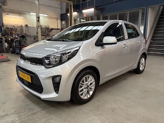 Kia Picanto 1.0 DPi AMT 67pk 4-zits DynamicLine | Apple carplay / Android auto | Camera | Cruise control | All season banden | NAP | Rijklaar prijs!