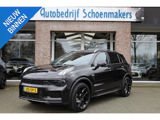 Lynk & Co 01 1.5 MY23! BLACKLINE! ZWARTE-HEMEL ROLHOES MY23 360-CAMERA PANO/SCHUIF INFINITY DAB NAVI CARPLAY STOELVERWARMING ELEK.ACHTERKLEP 20"LMV