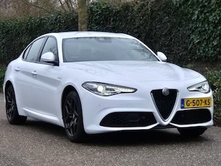 Alfa Romeo Giulia 2.0 T AWD Veloce 280 PK Automaat Line Assist Camera Rood Leder Stuurverwarming