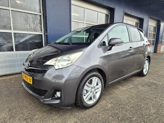 Toyota Verso-S 1.3 VVT-I DYNAMIC, Trekhaak, Keyless, Pano, Camera, ALL IN prijs!