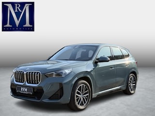 BMW iX1 xDrive30 67 kWh M-SPORT| COMPLEET | SOH 99% | ELEK. ACHTERKLEP |STOELVERWARMING| ACHTERUITRIJCAMERA| COMFORT ACCESS| APPLE CARPLAY/ ANDROID AUTO|