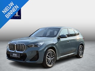 BMW iX1 xDrive30 67 kWh M-SPORT| COMPLEET | SOH 99% | ELEK. ACHTERKLEP |STOELVERWARMING| ACHTERUITRIJCAMERA| COMFORT ACCESS| APPLE CARPLAY/ ANDROID AUTO|