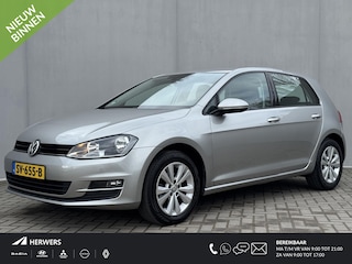 Volkswagen Golf 1.2 TSI Connected Series / Navigatie / Parkeersensoren voor en achter /  / Trekhaak (trekgewicht 1300kg / Automatische Airco / Lichmetalen velgen