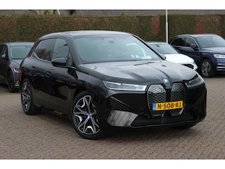BMW iX xDrive40 High Exe. M Sport 77 kWh / Trekhaak / 360Camera / Head-up / Keyless / Softclose / 20'' / ACC / Laser LED / Navigatie / Stoelverwarming+Stuurverwarming / Stoelventilaite