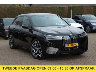 BMW iX xDrive40 High Exe. M Sport 77 kWh / Trekhaak / 360Camera / Head-up / Keyless / Softclose / 20'' / ACC / Laser LED / Navigatie / Stoelverwarming+Stuurverwarming / Stoelventilaite