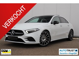 Mercedes-Benz A-klasse 200 Business Solution AMG Night 164PK Automaat 19 inch Panoramadak Massage Sfeerverlichting Widescreen Multibeam LED Navigatie Achteruitrijcamera Elektrische Stoelen