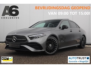 Mercedes-Benz A-klasse 180 AMG Line Night Pakket Automaat Panoramadak 19 inch Keyless Sfeerverlichting Burmester Carplay Navigatie Camera Half Leder Stoelverwarming NAP! Dealer onderhouden!