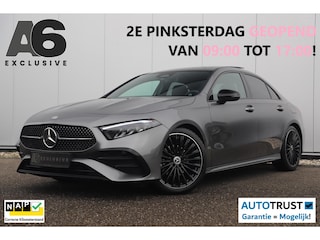 Mercedes-Benz A-klasse 180 AMG Line Night Pakket Automaat Panoramadak 19 inch Keyless Sfeerverlichting Burmester Carplay Navigatie Camera Half Leder Stoelverwarming NAP! Dealer onderhouden!