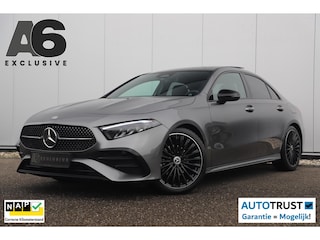 Mercedes-Benz A-klasse 180 AMG Line Night Pakket Automaat Panoramadak 19 inch Keyless Sfeerverlichting Burmester Carplay Navigatie Camera Half Leder Stoelverwarming NAP! Dealer onderhouden!