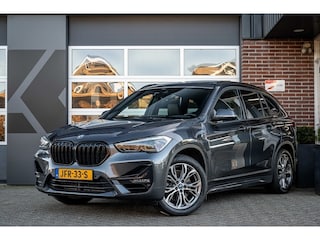 BMW X1 25e xDrive | Sport Line | Panorama | Stoelverwarming | H/K | Keyless | HUD | ACC | Adap. Led | Camera | 18' inch |