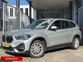 BMW X1 sDrive20i Executive Edition | AUTOMAAT | TREKHAAK | HEAD-UP DISPLAY | NAVI XL | CRUISE CONTROL | PDC | LMV | CLIMATE CONTROL | BLUETOOTH | LED | DAB | ELEKTR. ACHTERKLEP