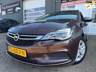 Opel Astra Sports Tourer 1.4 Online Edition van 1ste Eig met parkeersensoren / camera en trekhaak en bluetooth telefoon en airco