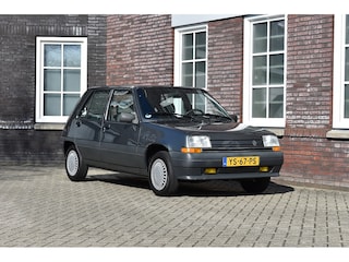 Renault 5 1.4 Cosmopolitan Wij zijn op afspraak geopend! Graag bellen voor uw komst.