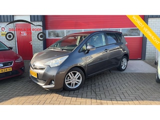 Toyota Verso-S 1.3 VVT-i Dynamic AUTOMAAT / 1STE EIG / DEALER OH / PANORAMADAK / TREKHAAK / CAMERA / NAVI / CLIMA / NL-AUTO