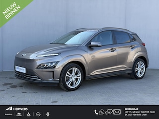 Hyundai Kona EV Fashion 64 kWh / Dealer Onderhouden / Fabrieksgarantie tot 12-2027 / 8 Jaar Batterij Garantie / Navigatie / Camera / Stoel Verwarming / Stuurwiel Verwarming / CCS Snelladen / Adaptieve Cruise / Apple Carplay/& Android Auto /
