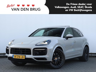 Porsche Cayenne 3.0 E-Hybrid 462pk | Sportchrono | Pano | Krijtgrijs | Trekhaak | Lucht | 21" Velgen | Adaptive Crusie | Dodehoekdetectie | 360° camera | Geh. stoelen