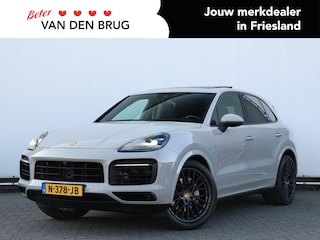 Porsche Cayenne 3.0 E-Hybrid 462pk | Sportchrono | Pano | Krijtgrijs | Trekhaak | Lucht | 21" Velgen | Adaptive Crusie | Dodehoekdetectie | 360° camera | Geh. stoelen