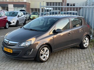 Opel Corsa 1.4-16V Design Edition 101PK 5 DEURS! NL AUTO NAP! NAVI l STOEL-STUURVERWARMING l CRUISE l PDC l AIRCO! DEALER OH l TOP