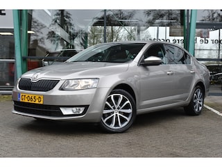 Skoda Octavia 1.4 TSI Greentech Edition Businessline Automaat 150pk | 1e eigenaar | Stoelverwarming voor | Parkeersensoren achter | Achteruitrijcamera |
