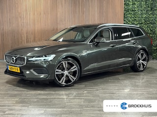 Volvo V60 T6 AWD Recharge Inscription | Pine Grey! | Trekhaak | Schuifdak | All Season banden | Stoel en Stuurwielverwarming | 19 Inch | Bestuurdersstoel elektrisch geheugen | Lederen bekleding | Zitting verlenging voorstoelen | Parkeercamera | Cruise Control | Keyless Drive | Parkeersensoren voor+achter | Privacy Glass | Elektrisch bedienbare achterklep | DAB Radio | Apple Carplay/Android Auto | Pine Grey Metallic met Blond Lederen interieur |