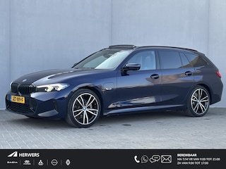 BMW 3-serie Touring 330e xDrive M Sport Plug-in PHEV Automaat / FACE LIFT / Shadow Line / Panorama dak / Wide Screen / 1500kg Trekgewicht / M-pakket /  Parkeerassistent-pakket / 18" breedset LM wielen / Elektrische achterklep / Elektrische Stoelen / HUD /  Apple Carplay/Android /