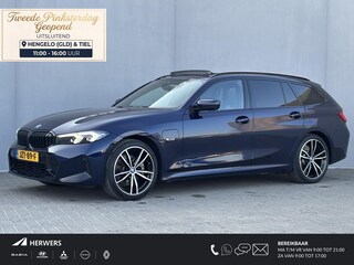 BMW 3-serie Touring 330e xDrive M Sport Plug-in PHEV Automaat / FACE LIFT / Shadow Line / Panorama dak / Wide Screen / 1500kg Trekgewicht / M-pakket /  Parkeerassistent-pakket / 18" breedset LM wielen / Elektrische achterklep / Elektrische Stoelen / HUD /  Apple Carplay/Android /