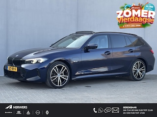 BMW 3-serie Touring 330e xDrive M Sport Plug-in PHEV Automaat / FACE LIFT / Shadow Line / Panorama dak / Wide Screen / 1500kg Trekgewicht / M-pakket /  Parkeerassistent-pakket / 18" breedset LM wielen / Elektrische achterklep / Elektrische Stoelen / HUD /  Apple Carplay/Android /