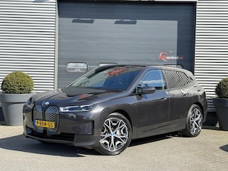 BMW iX xDrive50 High Executive 112 kWh | Sky Lounge | 360* Camera | Massage | Stoelventilatie/Verwarming | Elektrische Trekhaak |