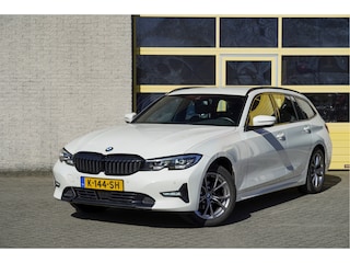 BMW 3-serie Touring 318i Automaat! High Executive Sport BJ2021 Lmv 17" | Led V+A | Pdc | Navi | Afneembare trekhaak | Elek. achterklep | HarmanKardon Audio | Virtual cockpit | Dashboard verlichting | Climate control | Cruise control | Sportstoelen | Verwarmde voorstoelen
